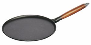Poêle à crêpes en fonte émaillée Staub avec manche en bois 28 cm noir