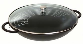 Wok en fonte émaillée Staub noir mat de 37 cm.