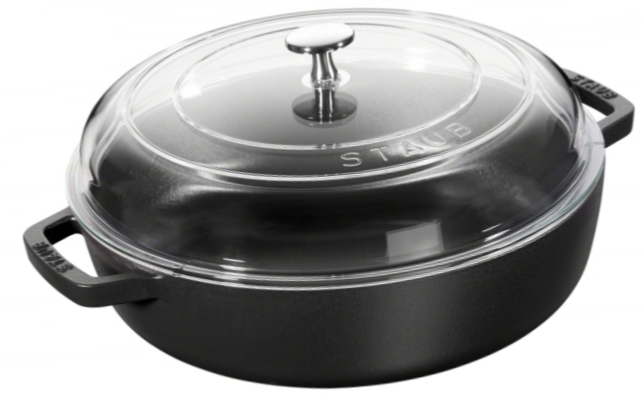 Sauteuse en fonte émaillée Staub noir mat de 24 cm avec couvercle en verre.